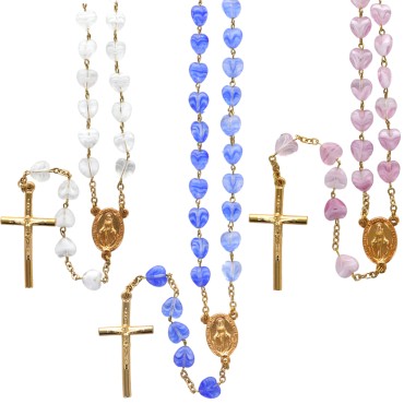 Chapelet de grains forme cœur en verre Ø 8 mm sur chaine, croix avec Christ. Livré en boite. Disponible en différentes couleurs.